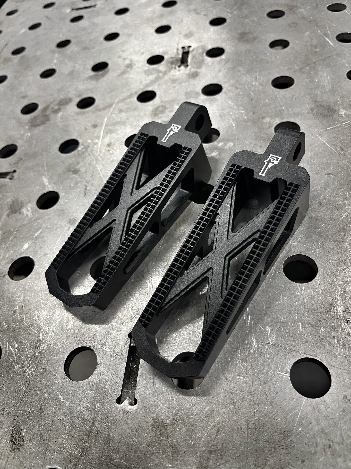 Famous Trap Pegs Black