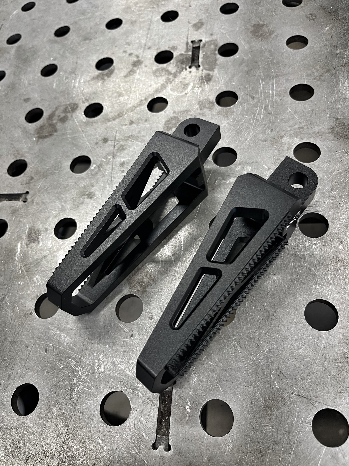 Famous Trap Pegs Black