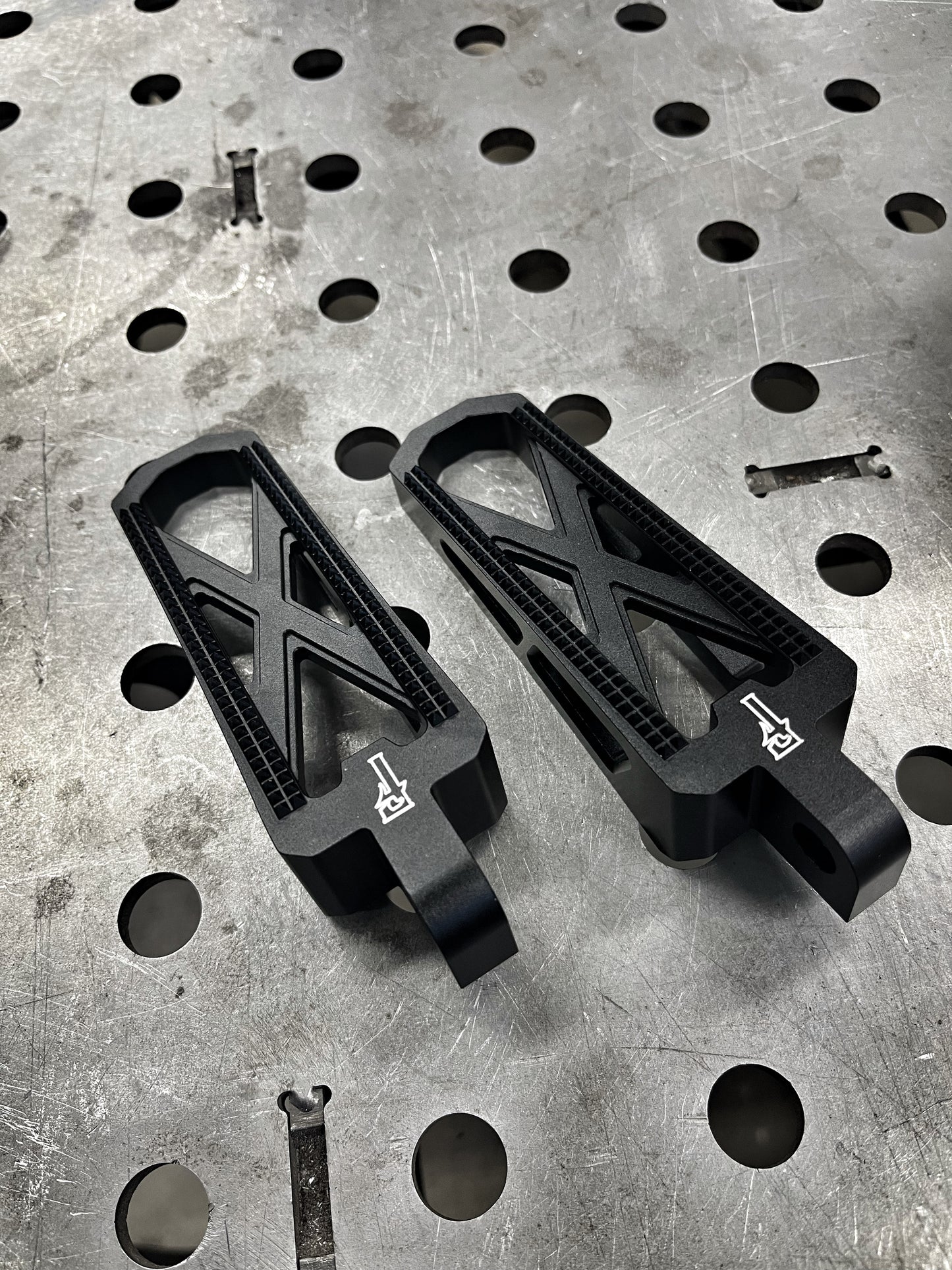 Famous Trap Pegs Black