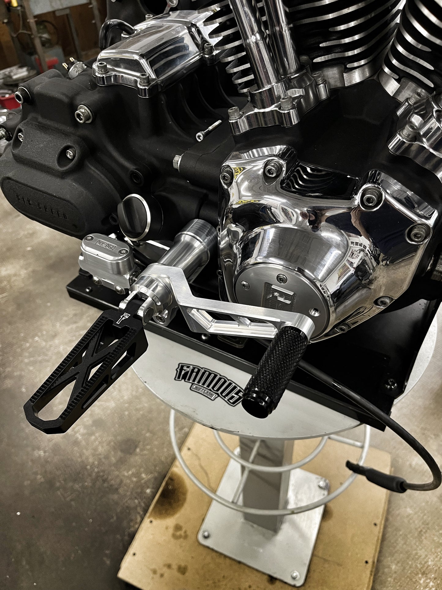 Harley Dyna Mid Controls Slotted (06-17)
