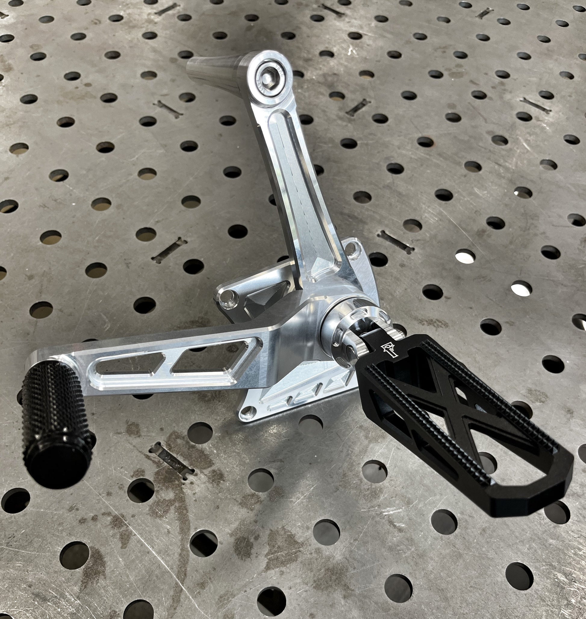 Aluminum Mid Controls Harley Touring 1999-2006 slotted - Famous Fabricator