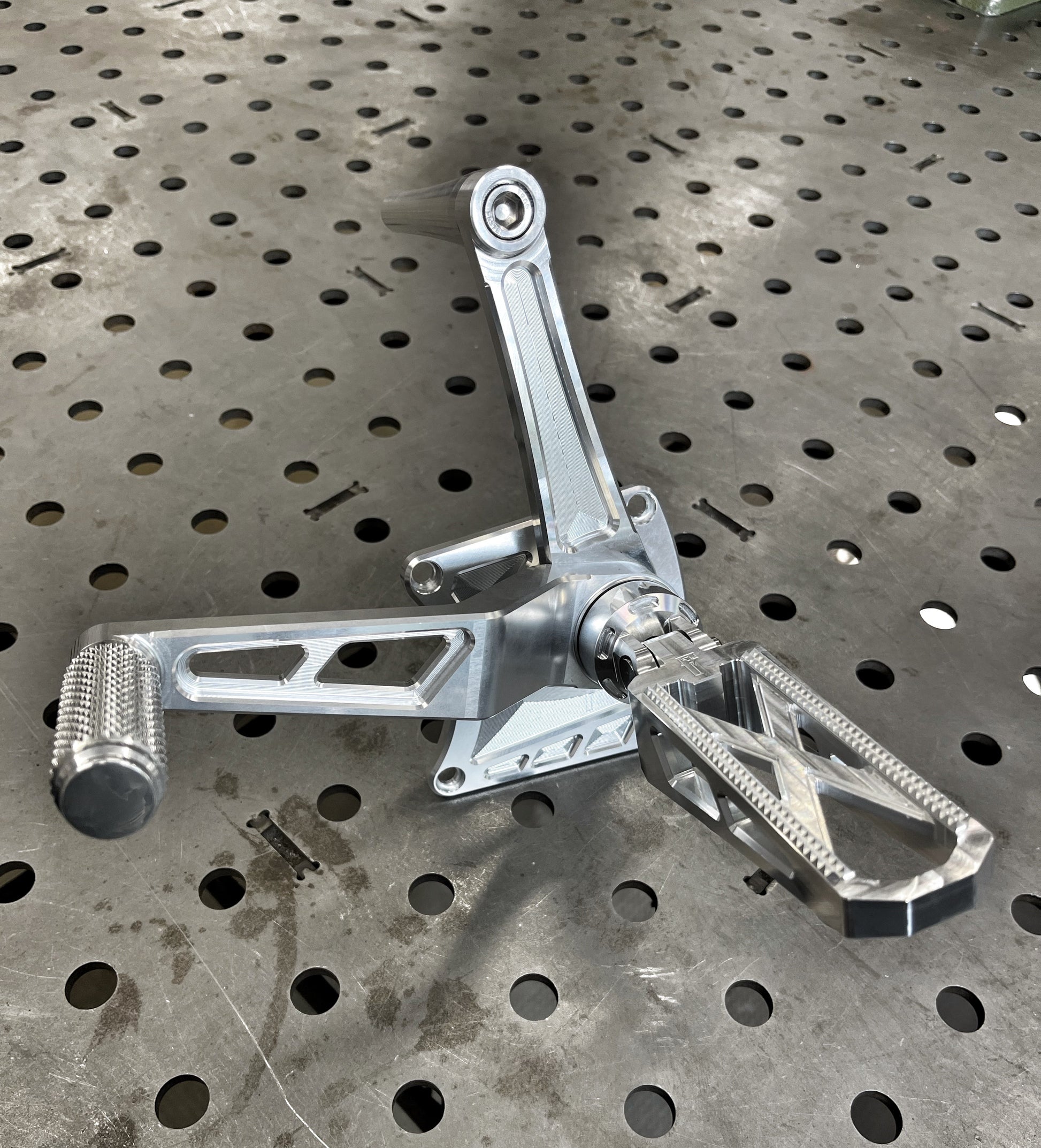 Aluminum Mid Controls Harley Touring 1999-2006 slotted - Famous Fabricator